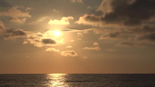 Zachmurzenie słońca, Timelapse Sea Beach, wschód słońca nad brzegiem morza, zachód słońca nad oceanem w lecie — Wideo stockowe