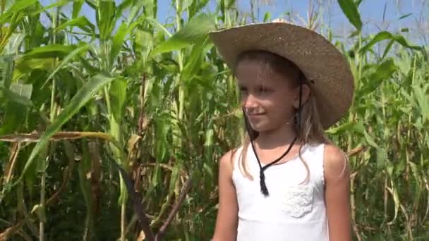 Boer Kid in Cornfield, Glimlachend kind in de landbouw veld, Meisje gezicht buiten in de natuur — Stockvideo