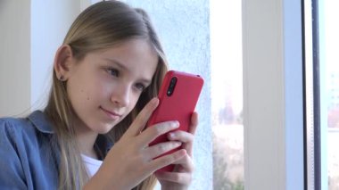 Akıllı Telefon Kullanan Çocuk, İnternete Bakan Çocuk, Akıllı Telefonla Konuşan Genç Kız Ailelerle İletişim, Teknoloji