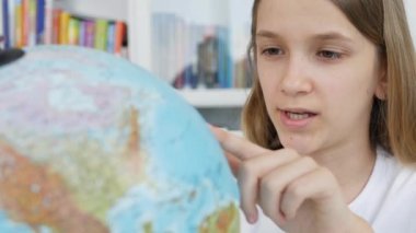 Dünya Küresi okuyan çocuk, Okul Sınıfında Çocuk, Kız Öğrenme, Öğrenci Kütüphanesi