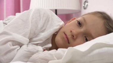 Yatakta Düşünceli Çocuk, Meditasyoncu Çocuk, Kız Yatak Odasında Uyuyamaz, Çocuklar Depresyonu