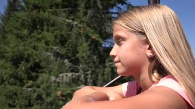 Sandalyedeki çocuk, Kayak Kablosundaki Turist Çocuk, Demiryolu Dağlarındaki Kız, Alp Dağı