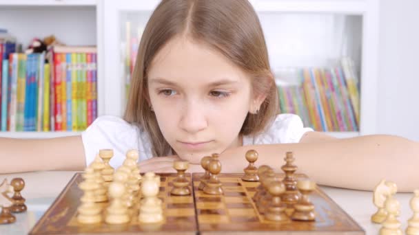 Enfant jouant aux échecs à la bibliothèque, enfant pratiquant l'apprentissage Fille étudiant le cerveau Jeu — Video