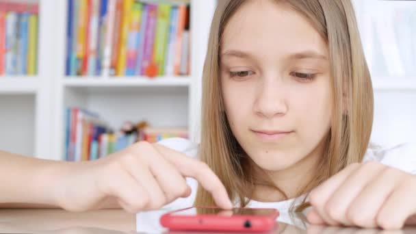 Kind benutzt Smartphone, Kind spielt auf Smartphone, Teenager-Mädchen surfen zu Hause im Internet — Stockvideo