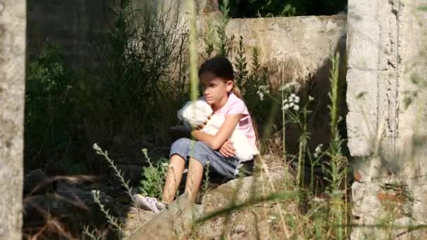 Triste enfant abandonné dans les ruines, malheureux enfant errant, pauvre fille déprimée, sans abri, bébé malheureux déprimant — Video