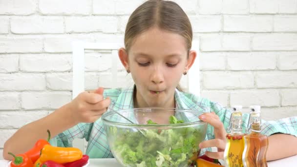 Kid Eating Green Salad, Dziecko w kuchni, Nastolatek Cooker Dziewczyna je świeże warzywa, Gotowanie zdrowej zieleni Żywności — Wideo stockowe