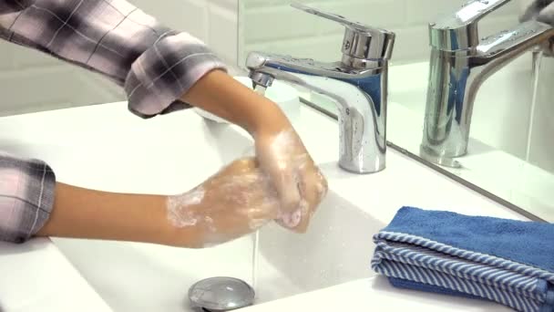 Händewaschen, Desinfektion bei Coronavirus-Pandemie, Desinfektionsmittel in Krankenhäusern bei Covid-19-Krankheit — Stockvideo