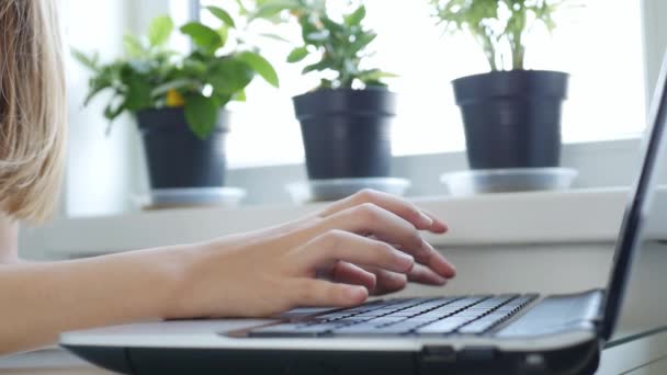 Kid surfa på Internet på laptop, Barn Studera på datorn, Flicka lärande — Stockvideo