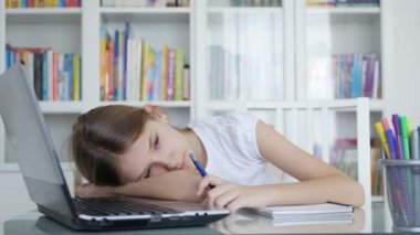 Sıkıcı Çocuk Okul için çalışıyor, Çalışmaktan yorgun Çocuk, Ödev yapan Kız