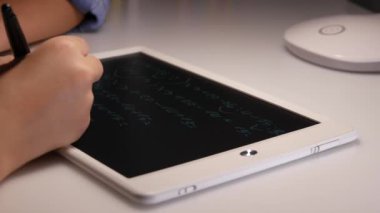 Tablette okuyan çocuk, ofiste yazan kız, ev ödevi yapan çocuk.