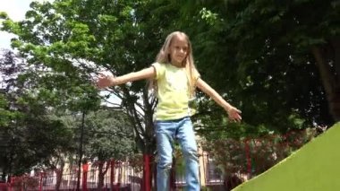 Çocuk oyun bahçesinde oynuyor, mutlu kız, çocuk doğada dinleniyor, çocuklar parkta.