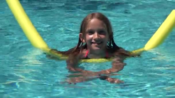 Kind schwimmt im Pool, lächelndes Kind, Mädchenporträt genießt Sommerurlaub — Stockvideo