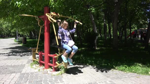 Niños que tienen deporte en el parque, Niños que juegan en el parque infantil, Niña al aire libre en la naturaleza — Vídeos de Stock