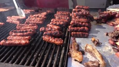 Izgara şiş, kebap, hamburger ve domuz eti, piknik için barbekü