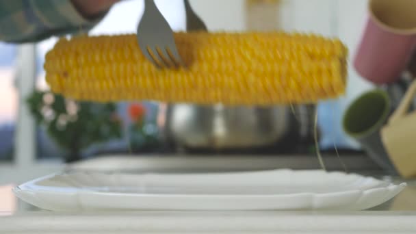 在厨房里吃人煮熟的玉米，在家里煮蔬菜，吃煮熟的玉米 — 图库视频影像