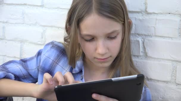 儿童游戏桌面图浏览互联网、儿童智能手机、少女阅读讯息 — 图库视频影像