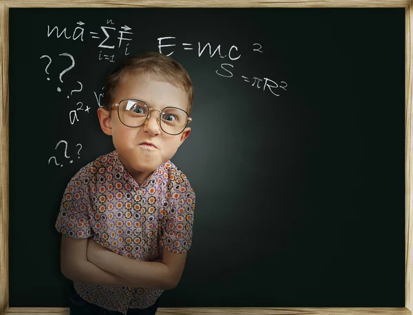 Schüler jungen nahe Tafel — Stockfoto