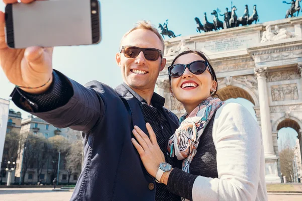 Gelukkige paar nemen selfie foto — Stockfoto