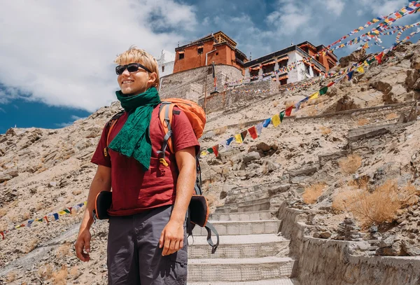 Junger Mann Tourist in der Nähe von Kloster in Leh — Stockfoto