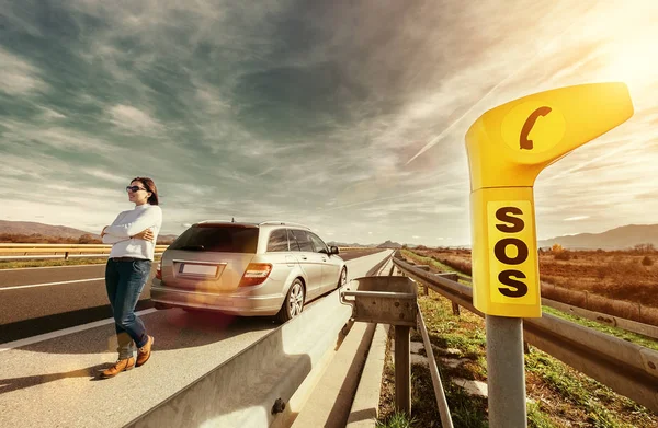 Sos Raststätte Auf Autobahn Autofahrerin Hat Ein Problem Mit Auto — Stockfoto