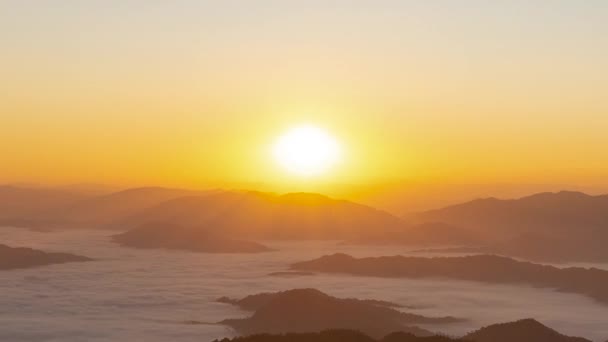 美しい景色雲の動きや霧を持つ山の上のタイムラプス日の出ビュー 天の丘の高いピークに太陽の光とカラフルなオレンジ色の空 — ストック動画