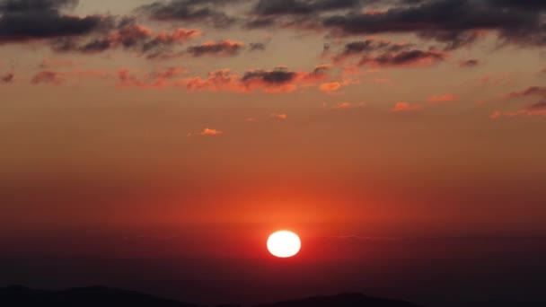 美しい景色雲の動きと山の上のタイムラプスの夕日 天の丘の高いピークで日没とカラフルなオレンジ色の空 — ストック動画