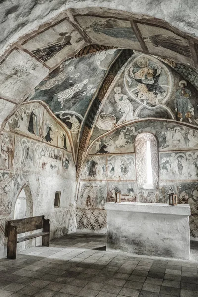 Pinturas murales medievales en todos los Santos Iglesia gótica en Ludrova , — Foto de Stock