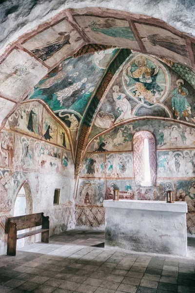 Pinturas murales medievales en todos los Santos Iglesia gótica en Ludrova , — Foto de Stock