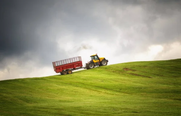 Traktor på fältet — Stockfoto