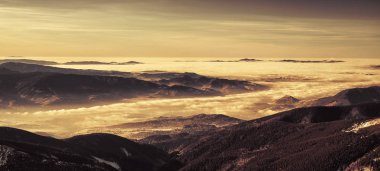 Dağ panorama - inversiyon ve renkli gökyüzü