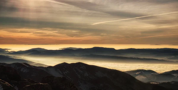 산 파노라마-역전과 화려한 하늘 — 스톡 사진