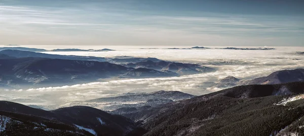 Panorama de montagne - inversion et ciel coloré — Photo