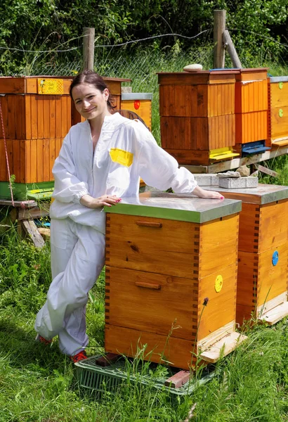 Včelař žena v bílém obleku — Stock fotografie