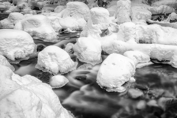 冬の森の川の長時間露光. — ストック写真