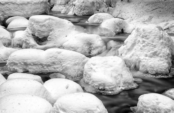 Larga exposición del arroyo congelado en el bosque nevado . —  Fotos de Stock