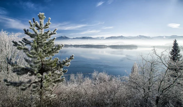 Lago Liptovska Mara coberto de gelo e montanhas Low Tatras — Fotografia de Stock