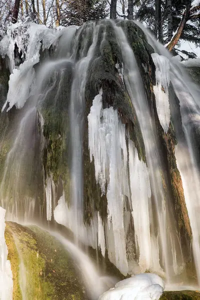 Cascade gelée dans le village Lucky, Slovaquie — Photo