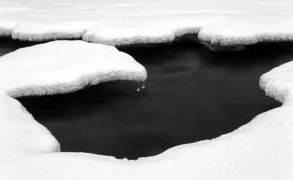 Vatten och snö. Lång exponering svart och vitt. — Stockfoto