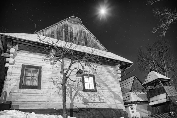 在教科文组织村庄 Vlkolinec 在冬天的夜晚，斯洛伐克小屋 — 图库照片