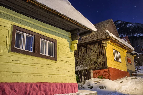 在教科文组织村庄 Vlkolinec 在冬天的夜晚，斯洛伐克小屋 — 图库照片