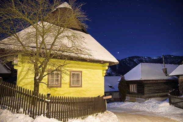 Chalupa v Unesco vesnice Vlkolínec v zimní noci, Slovensko — Stock fotografie