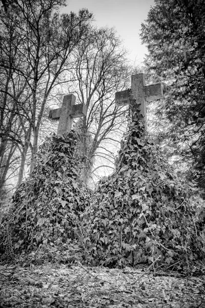 Dos tumbas aterradoras — Foto de Stock