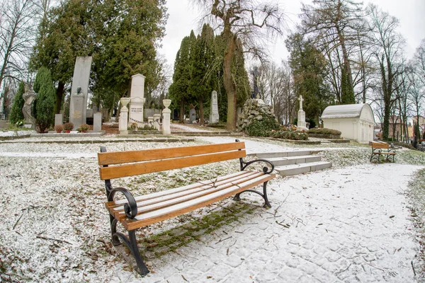 Leeg bankje op begraafplaats — Stockfoto