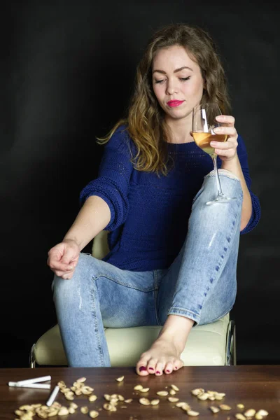 Docela smutná dívka se sklenicí vína — Stock fotografie