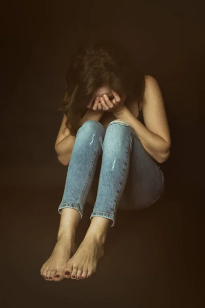 Menina tímida no canto chorar — Fotografia de Stock