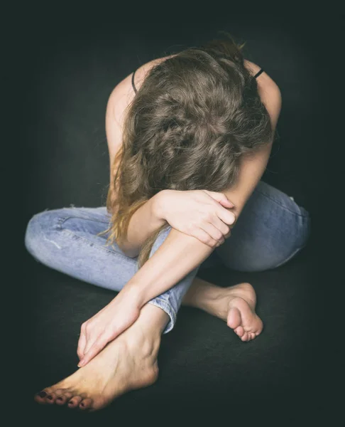 Застенчивая девушка в углу плачет — стоковое фото