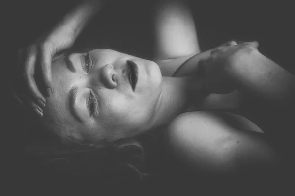 Menina deitada com a mão na cabeça — Fotografia de Stock