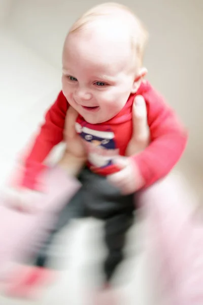 Bambino sorridente in mano — Foto Stock