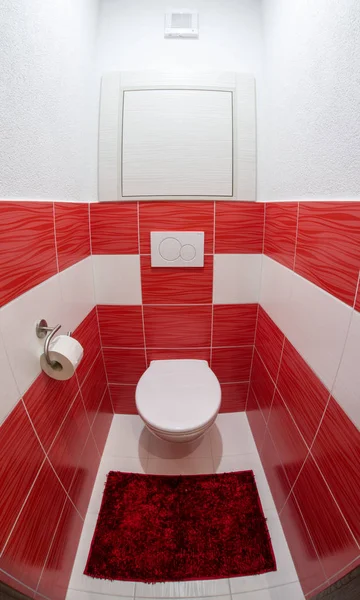 Маленький красный и белый туалет — стоковое фото
