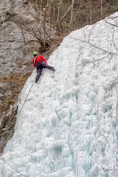 Alpiniste sur la cascade de glace Brankovsky, Slovaquie — Photo